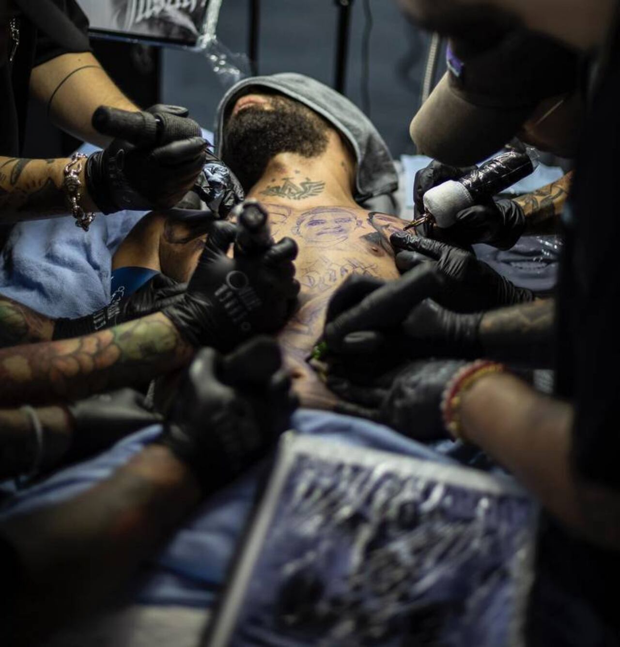 Fueron 5 los tatuadores contratados por el artista. (FOTO: lavanguardia.com)