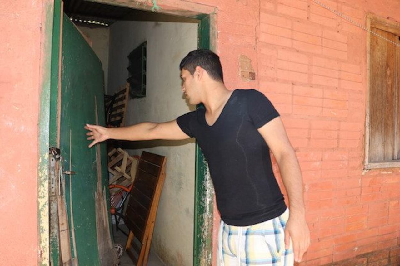 DAÑOS. Una de las puertas que fueron violentadas por los inadaptados.