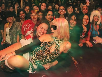 Cantante mostró lo que fue la fiesta lésbica futurista