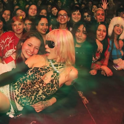 Cantante mostró lo que fue la fiesta lésbica futurista