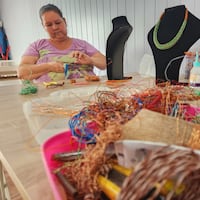 Vivía del reciclaje y ahora es una artesana en joyas