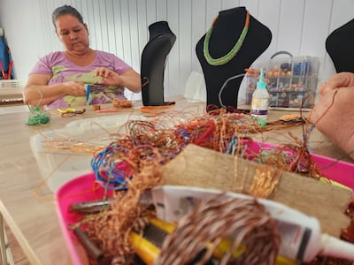 Vivía del reciclaje y ahora es una artesana en joyas