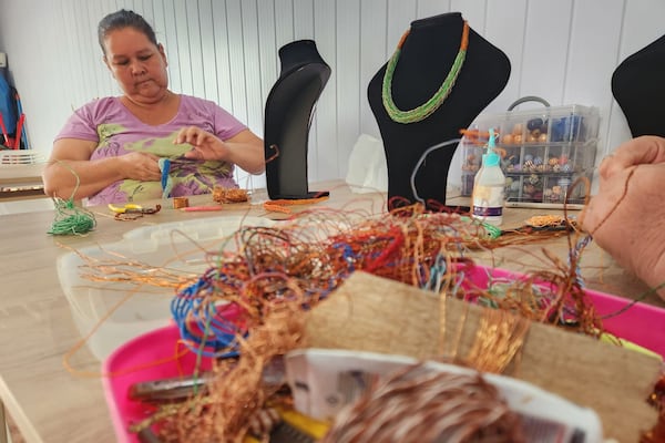 Vivía del reciclaje y ahora es una artesana en joyas