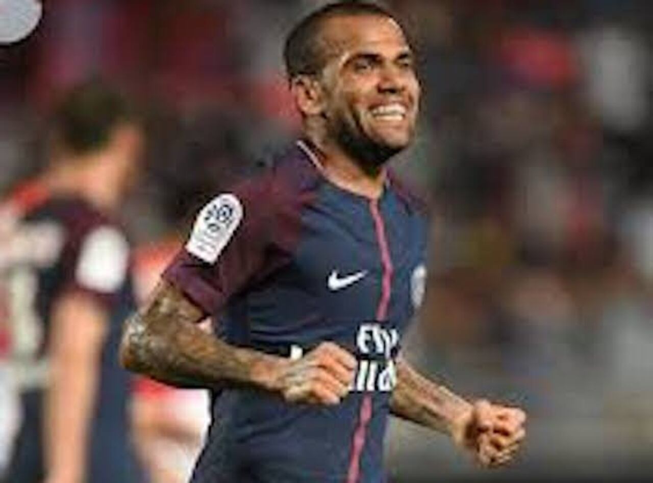 DEL PSG. Dani Alves es el espejo de Alberto.