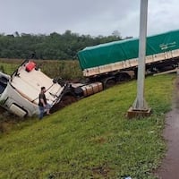 Tres heridos tras el vuelco de un camión durante una fuerte lluvia