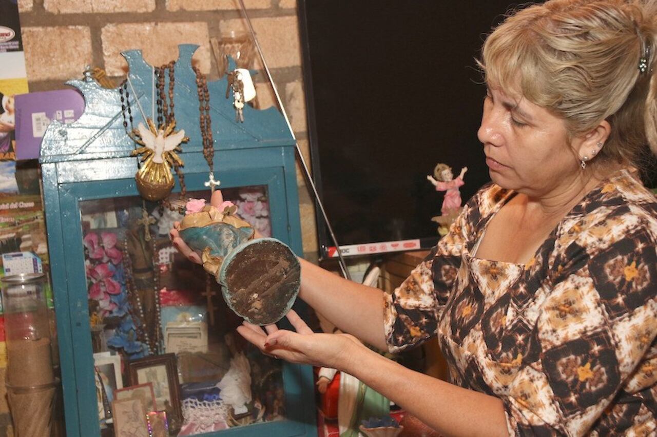 Darsy muestra el material del que está hecha la imagen.