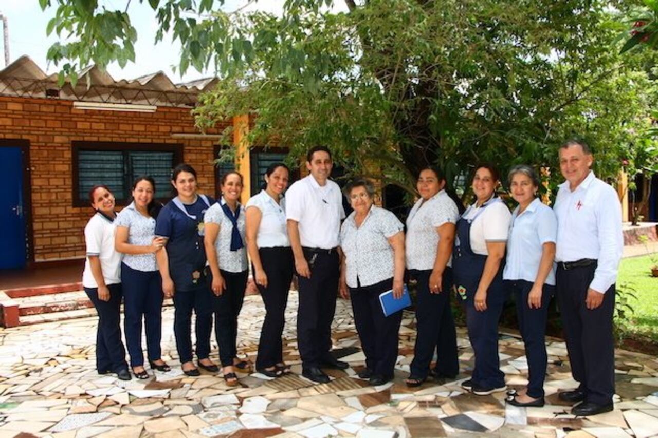 QUERIDA. La maestra es muy querida y respetada por sus colegas.