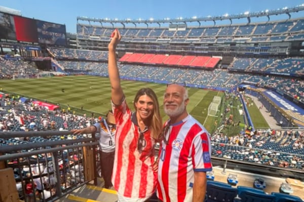 Chocaron camino al estadio, pero llegaron a tiempo para celebrar