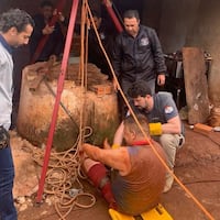 Bomberos rescatan a hombre de un pozo en Yvyrarobana