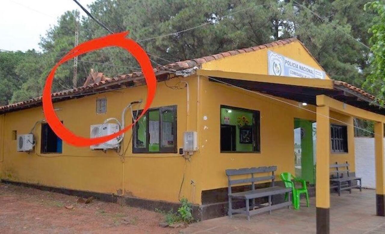 OTECHO’O. Las tejas de la comisaría se vinieron abajo a consecuencia de los golpazos en la pared que le encajó el detenido. CAAGUAZÚ NOTICIAS