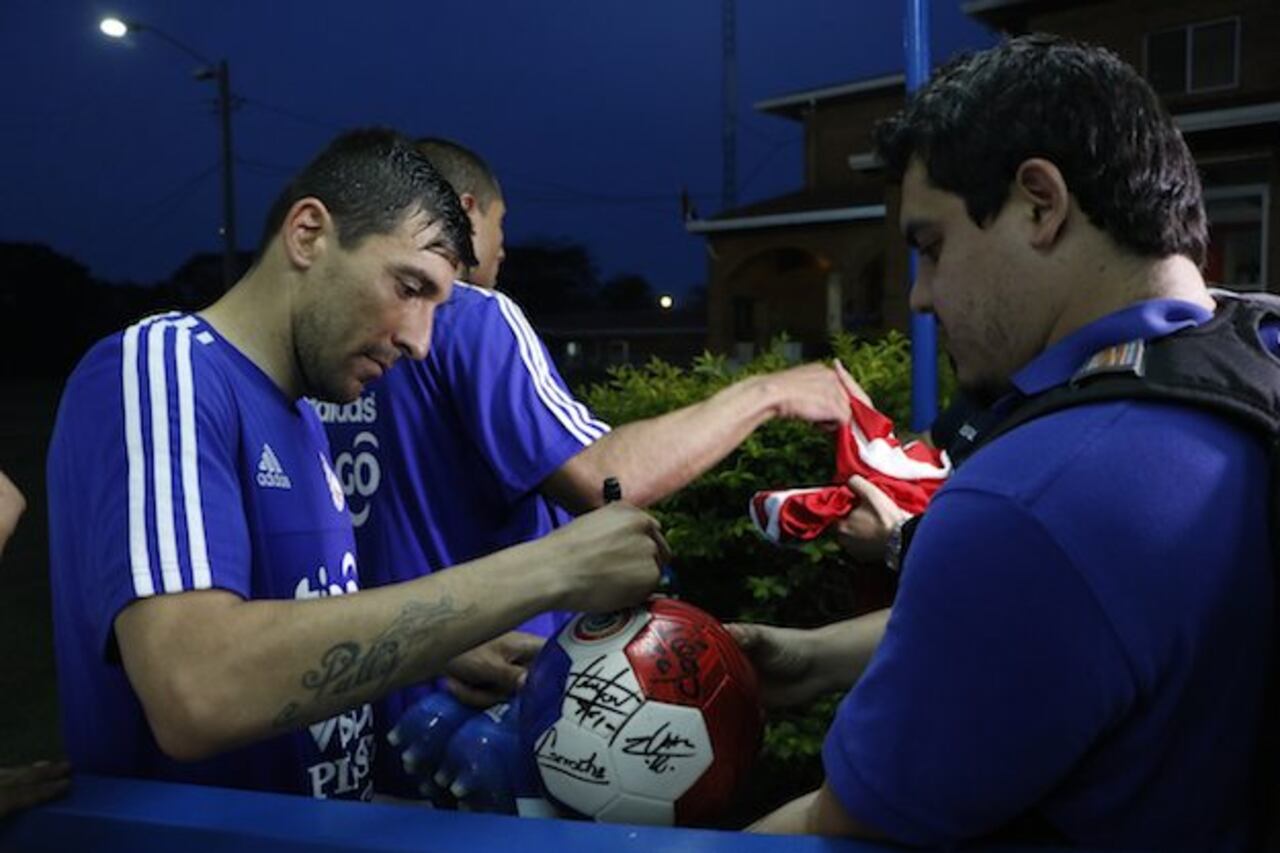 PONELE LA FIRMA. “Pájaro” accedió al pedido de un hincha en firmarle su pelota.