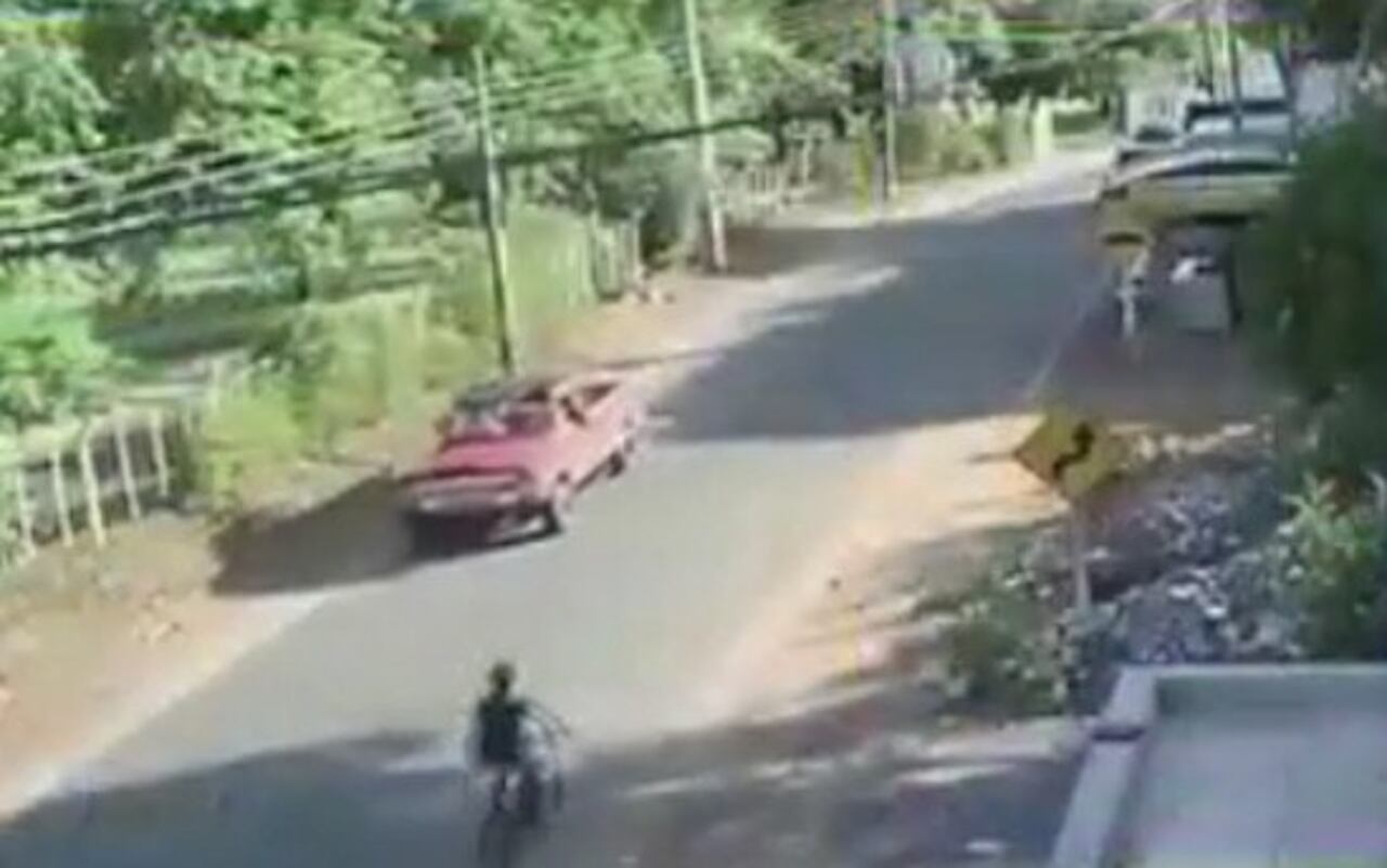 Una cámara de seguridad filmó el camión en que se paseaban los estafadores.
