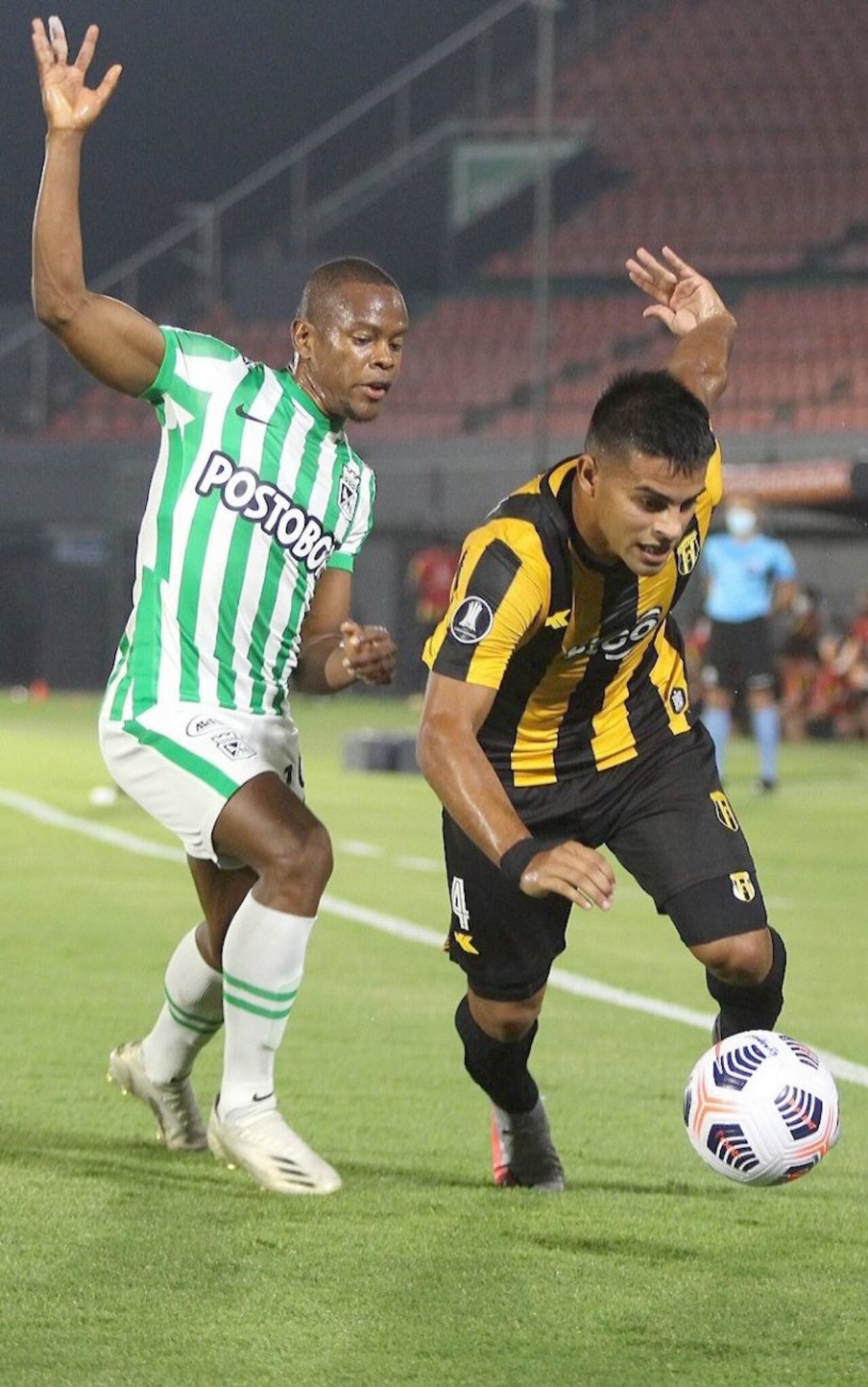 Miguel Benítez trata de escapar de la marca y generar un avance para el “Indio”. Todo Guaraní rindió bajo anoche.
