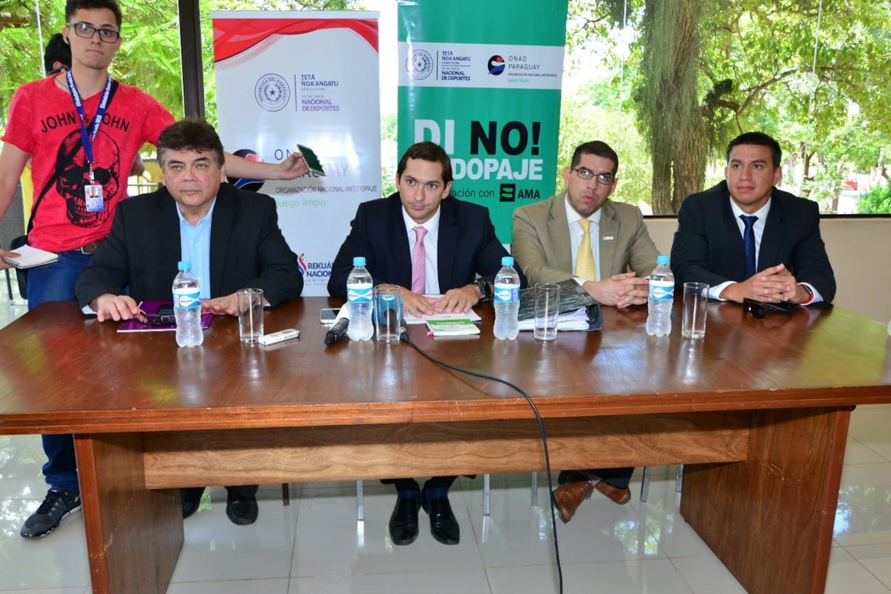 Los integrantes del Comité Disciplinario durante la conferencia de prensa.