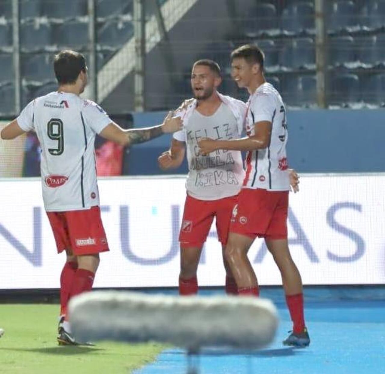 El momento del festejo del gol, que luego fue anulado.