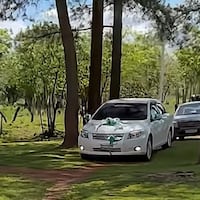 ¡Emocionó hasta las lágrimas! Desde España, una paraguaya le regaló un autazo a sus padres