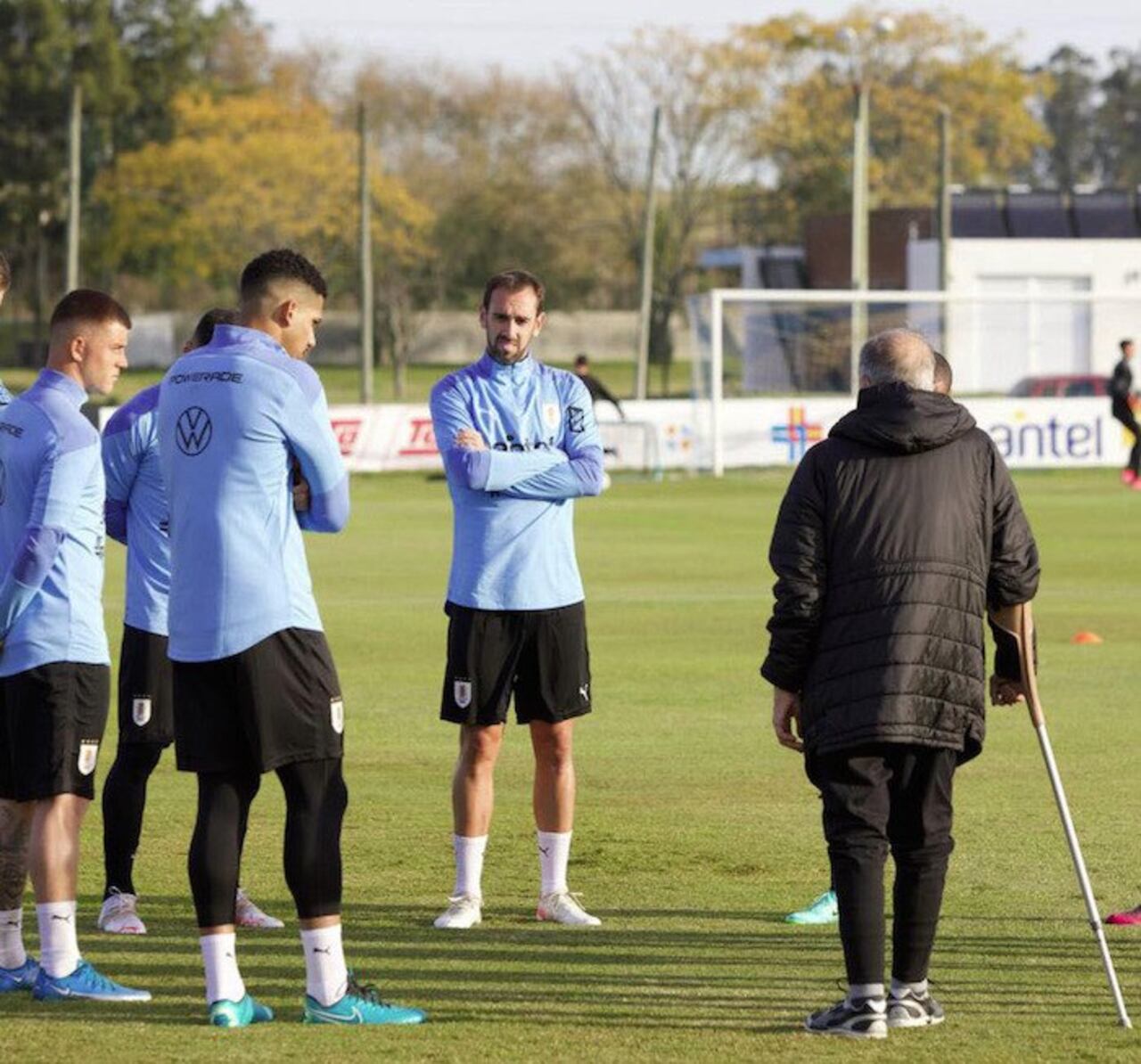 El DT charrúa, Óscar Washington Tabárez (de espaldas), dialoga con sus pupilos antes del entrenamiento.