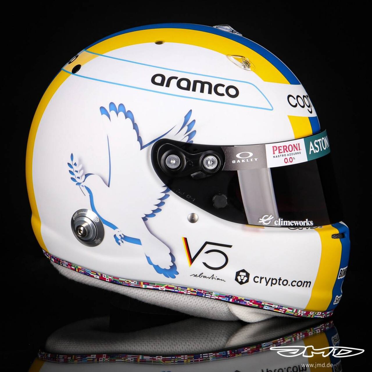 El casco de Sebastian Vettel con los colores de Ucrania. FOTO @F1Total102