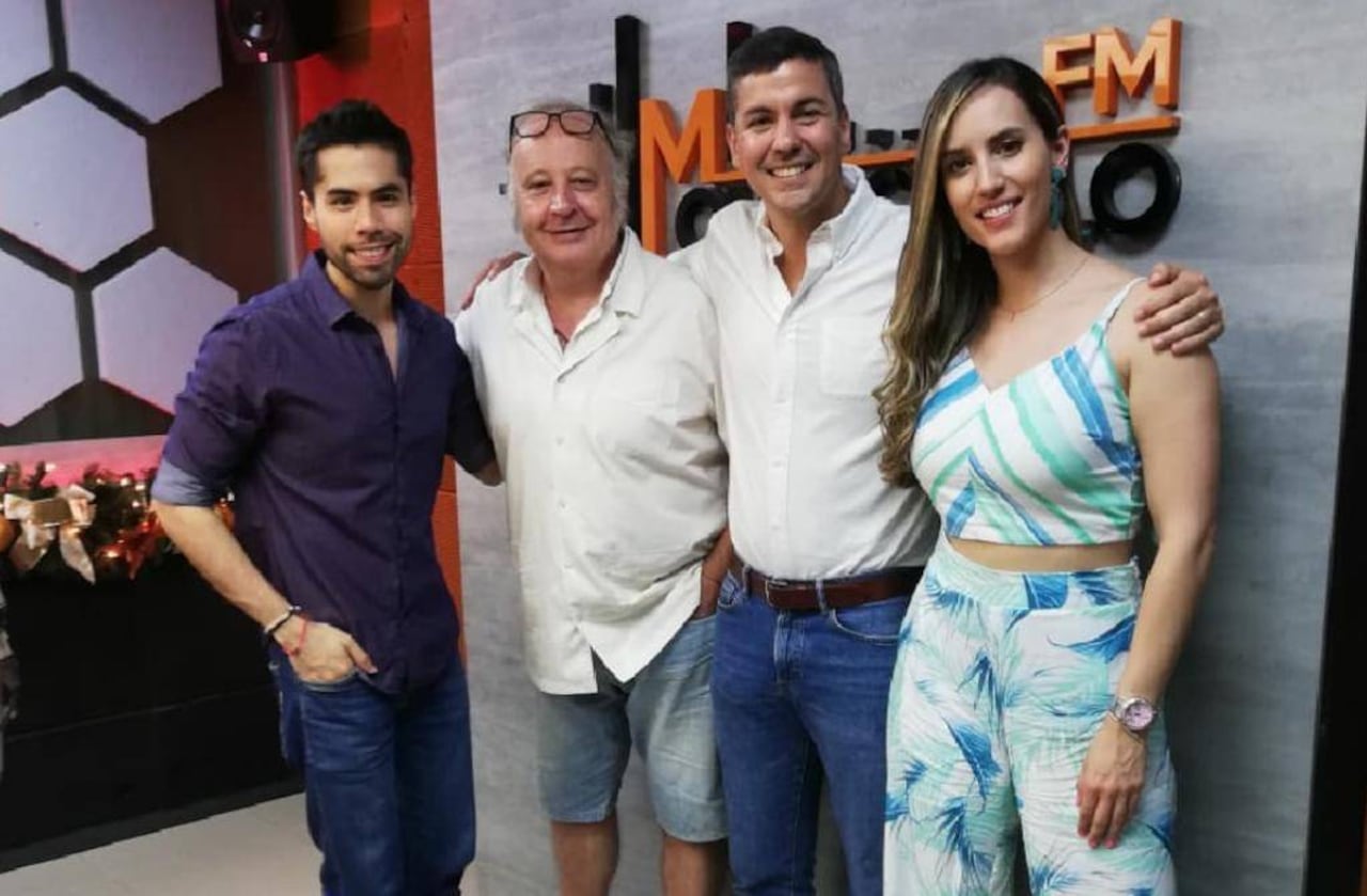 Santi, distendido, con el equipo de "Aire de Todos". @montecarlofm