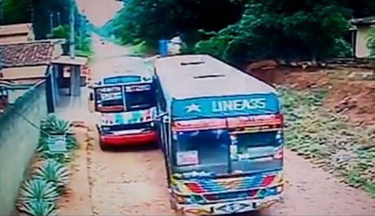 ANTECEDENTE. La línea 35 le rozó al 58, ambas de Capiatá. Al parecer, la bronca es generalizada.