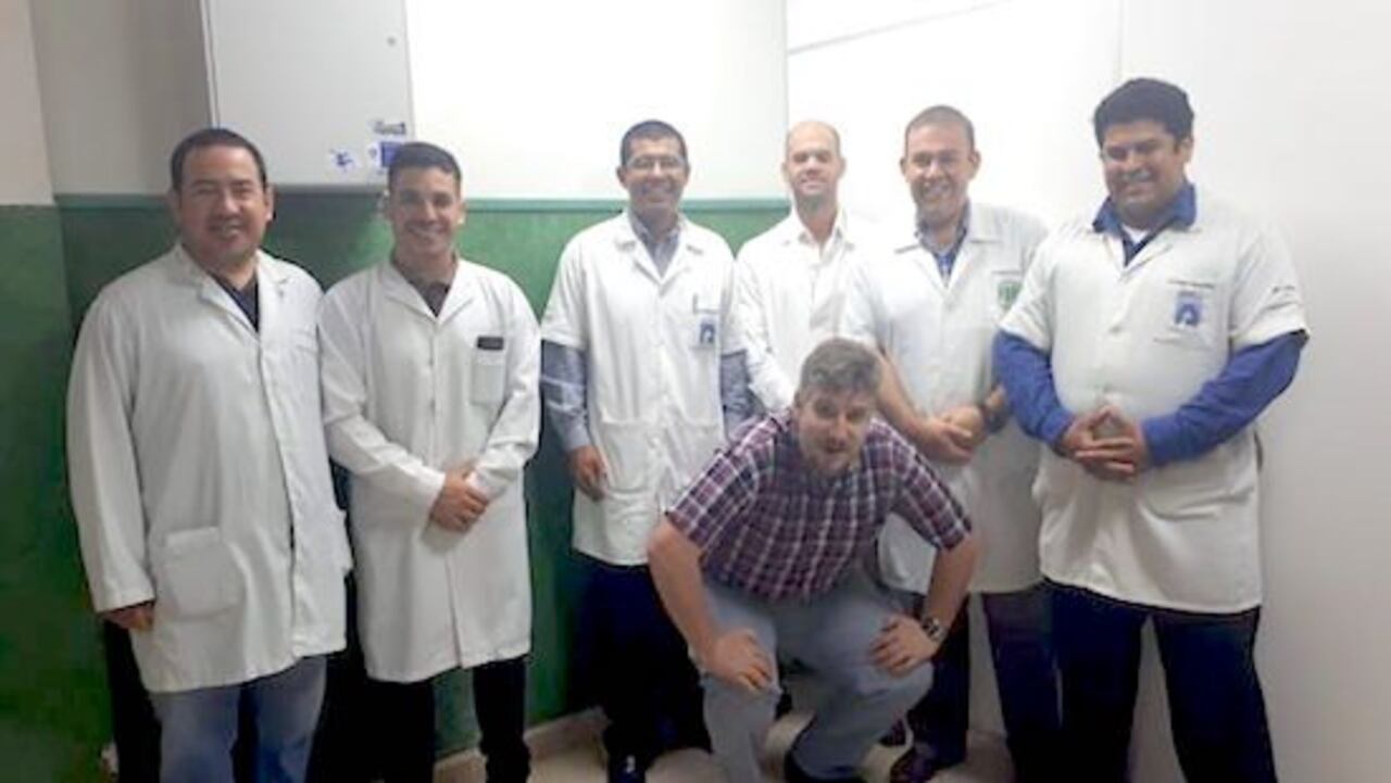 El equipo de traumatología del IPS que realizó el exitoso procedimiento.
