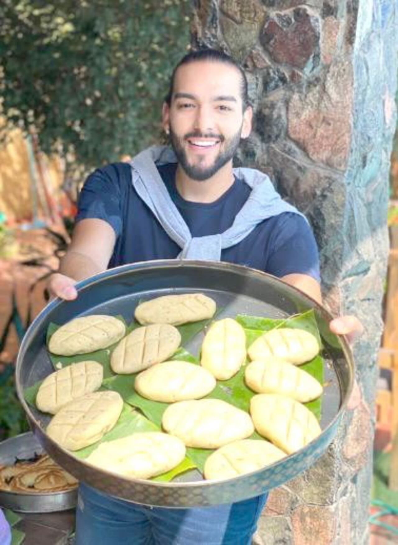 Karlinho Rolón mostró avei sus dotes de cocinero de chipa.