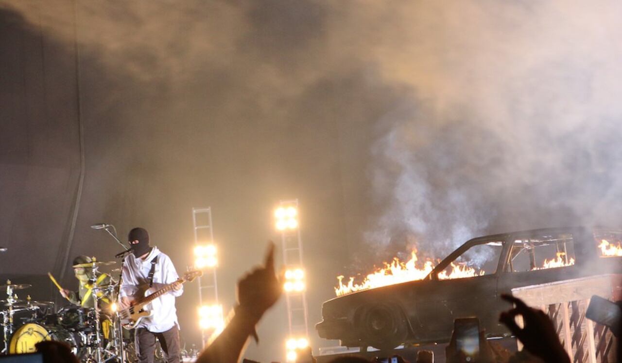 Twenty One Pilots, pese a su polémica entrevista dieron un show donde incendiaron un auto.