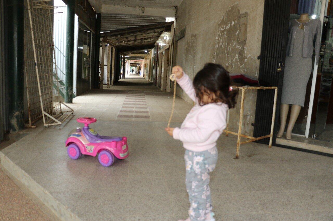 En la inocencia de su niñez ella juega en medio de la lucha diaria de su familia por salir adelante.