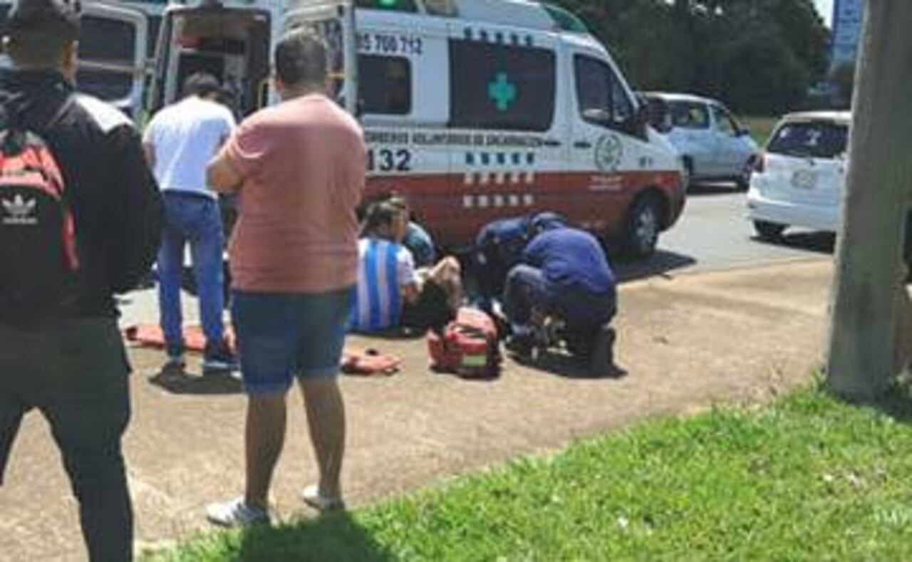 El motoqueiro fue asistido por una ambulancia que lo traslado hasta un centro asistencial. Gentileza