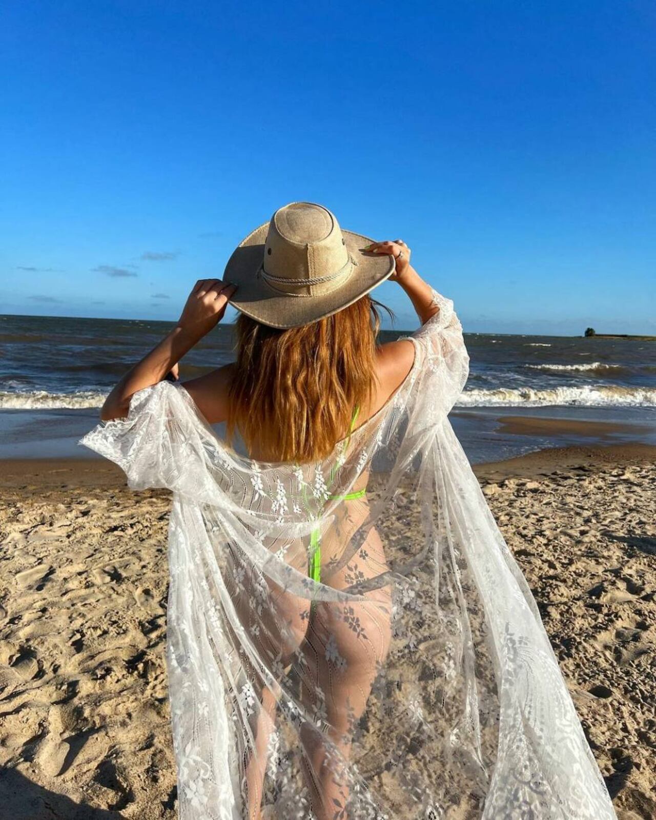 ¡Eeepaaa! Casi un desnudo hizo Liz Yampey en una playa uruguaya. @lizyampey