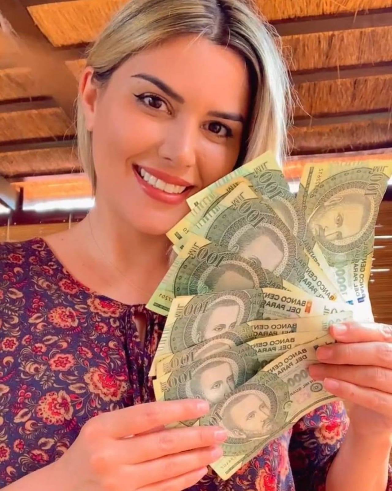 Lizzi pelando sus billetes que va a sortear. @lizzirecetas