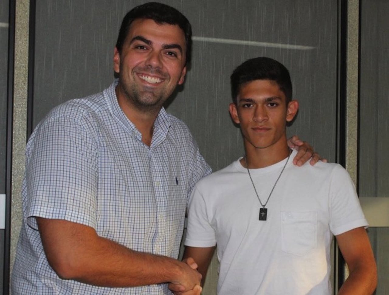Enzo Ávalos y su primer paso internacional. Aquí con el presi Trovato.