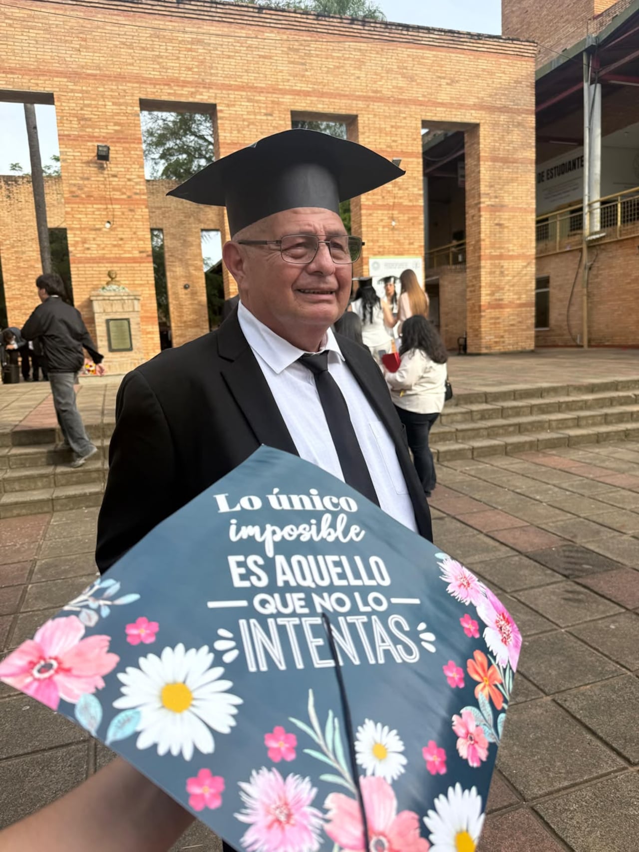 Se recibió de abogado a los 62 años.