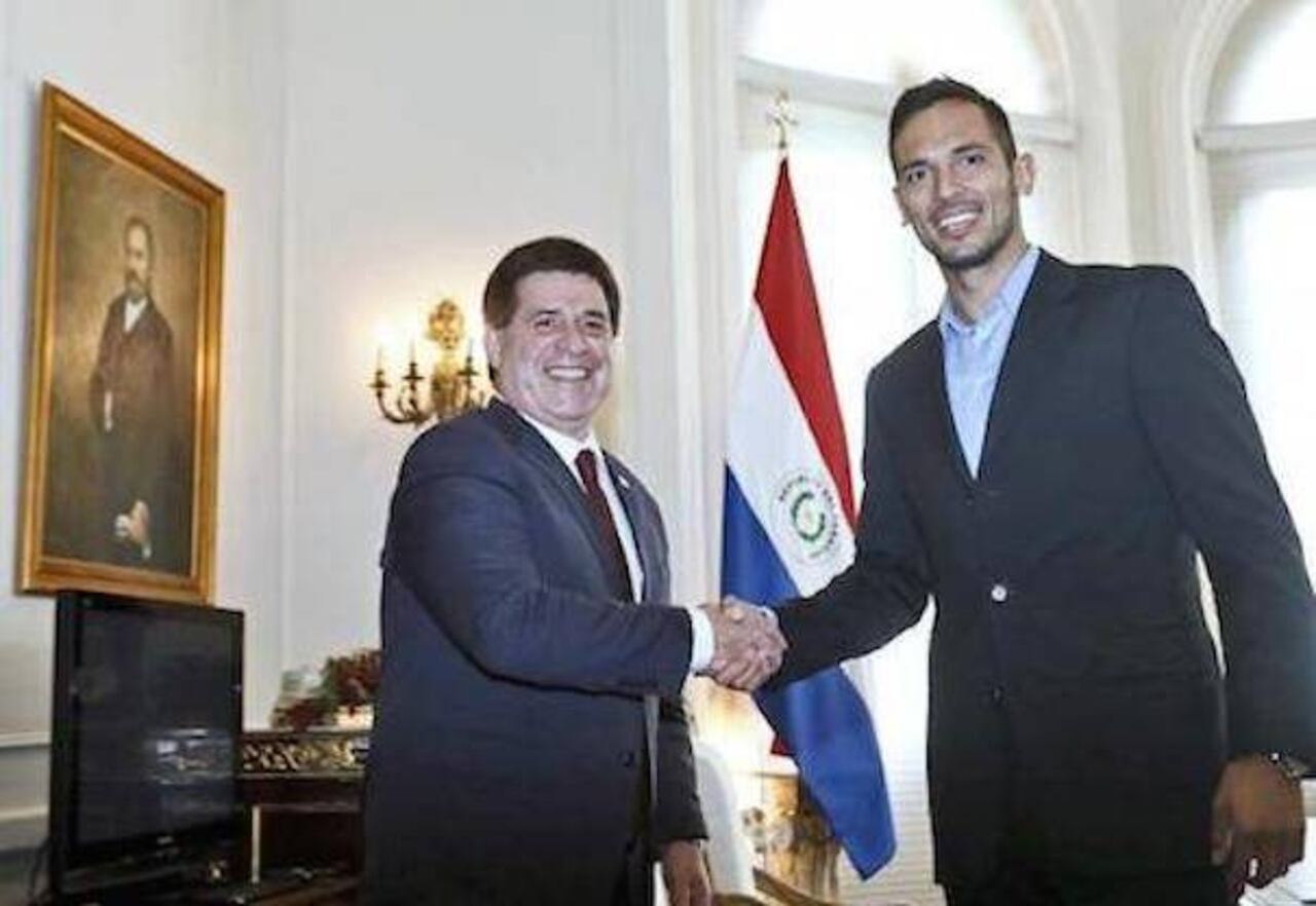 AMISTAD. El delantero Roque Santa Cruz y el presi Horacio Cartes se llevan de lo mejor.