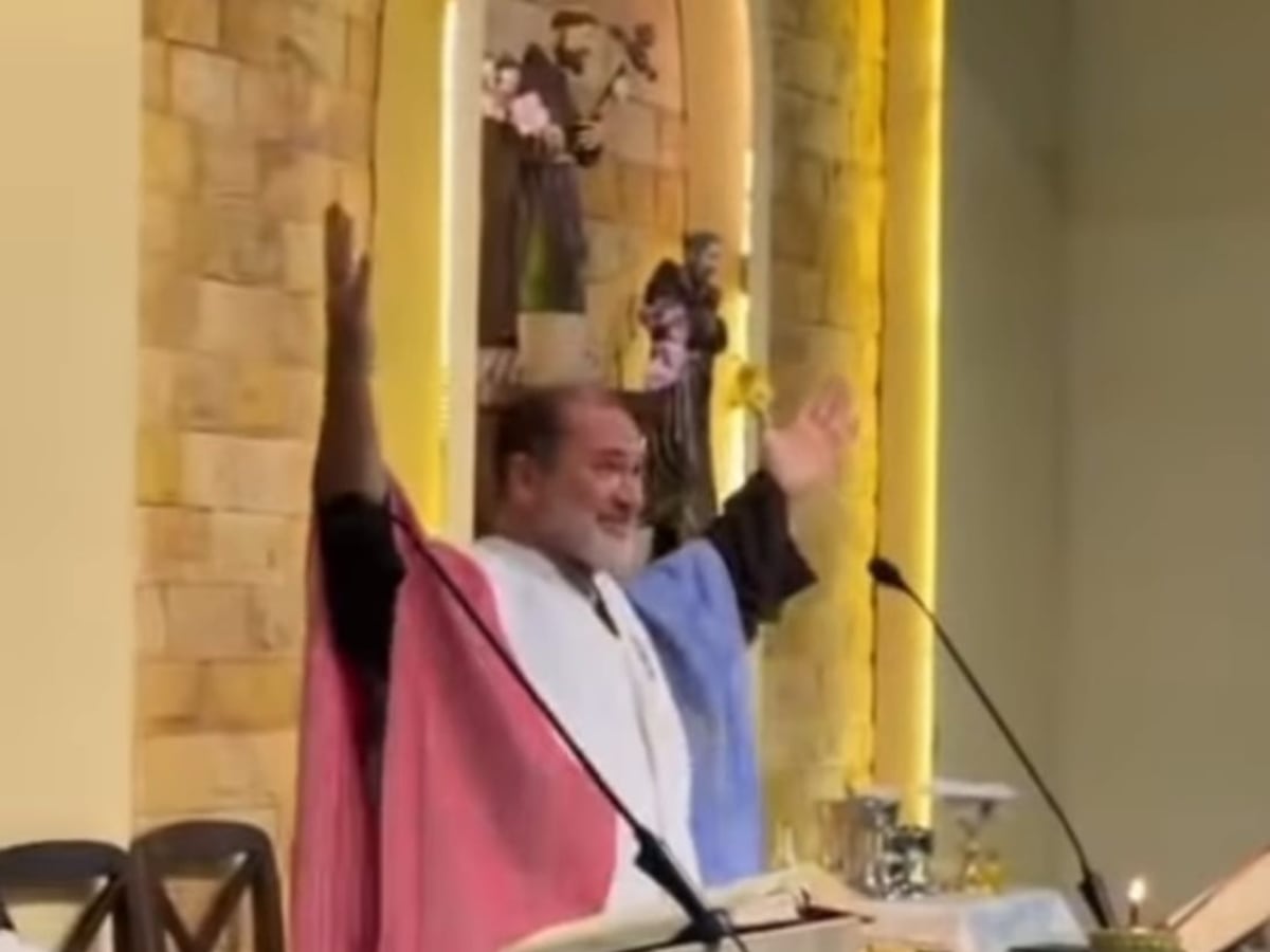 Sacerdote brasileño se vuelve viral al celebrar triunfo de la Albirroja con poncho en Ciudad del Este