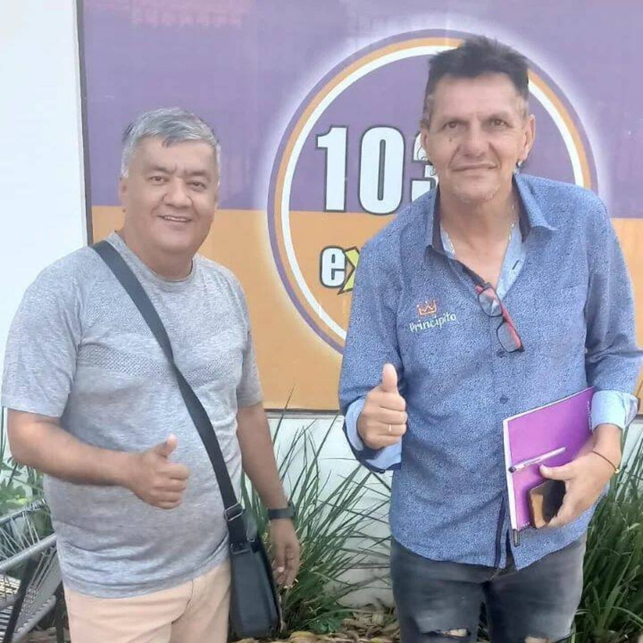 El animador junto a Rubén Gaona, dueño de la Radio Exclusiva. (Foto: @elprincipito70)