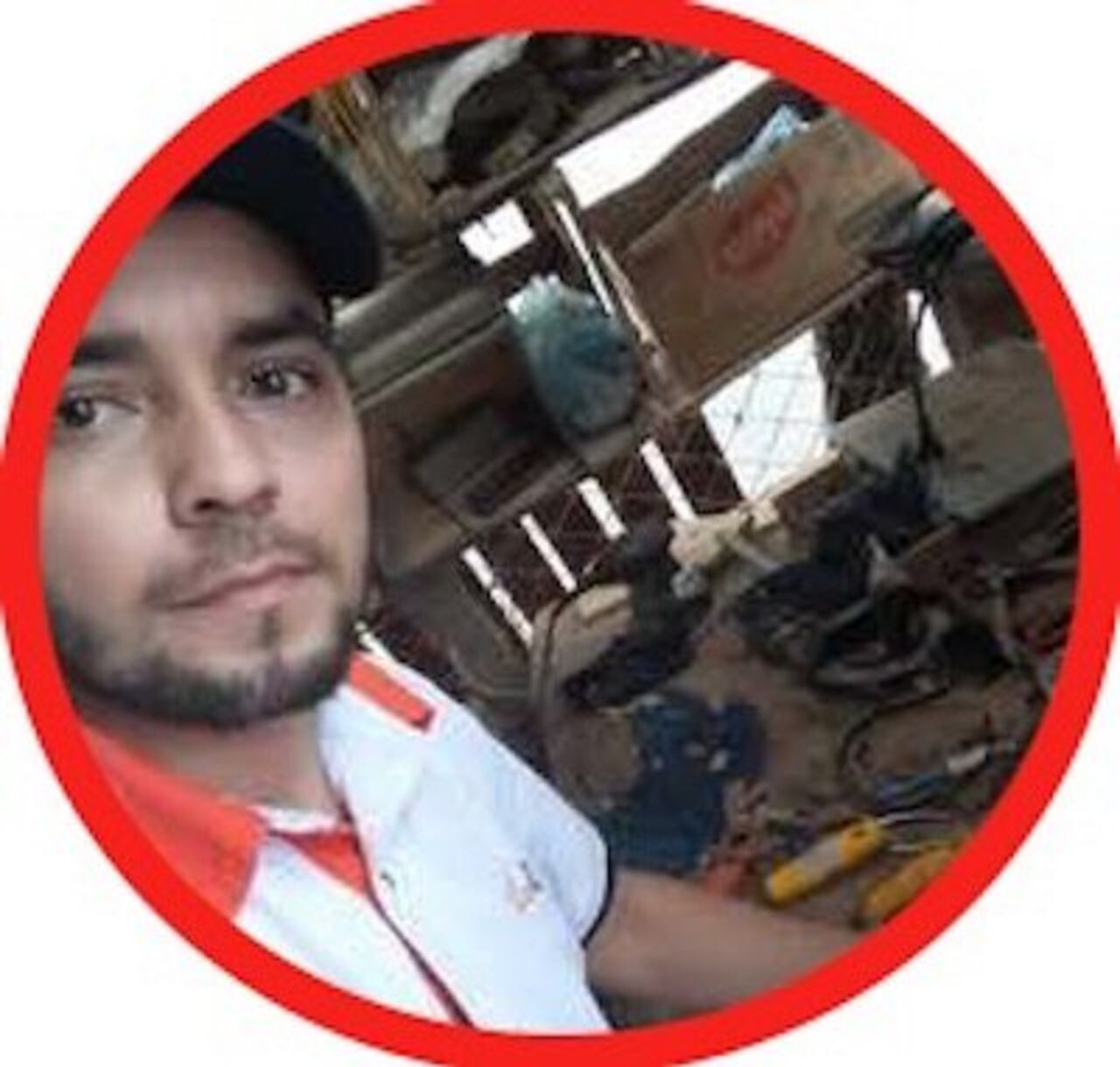Roberto Ortiz, hace 3 años que se dedica a hacer magia con la madera.