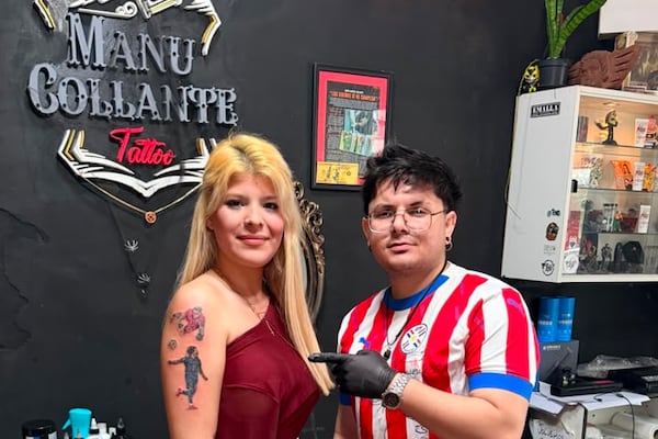 Fanática se tatuó a Gill y Canale: “Fue una promesa a la Virgen de Caacupé”