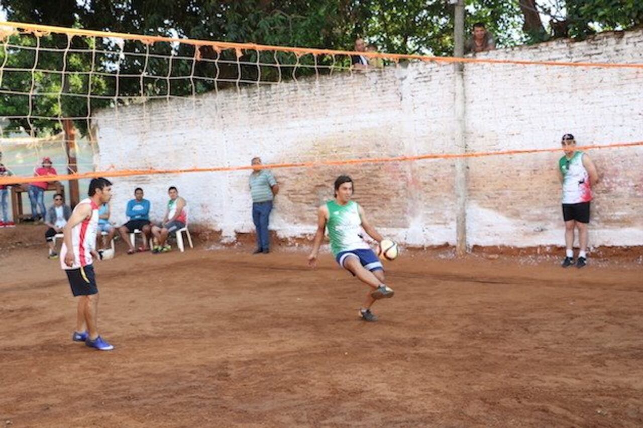 PIQUIBOLI. Este deporte es muy jugado en diferentes rincones del país.