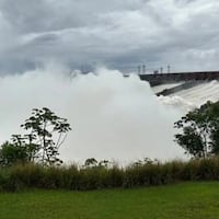 Itaipú abre una segunda canaleta para desaguar la represa