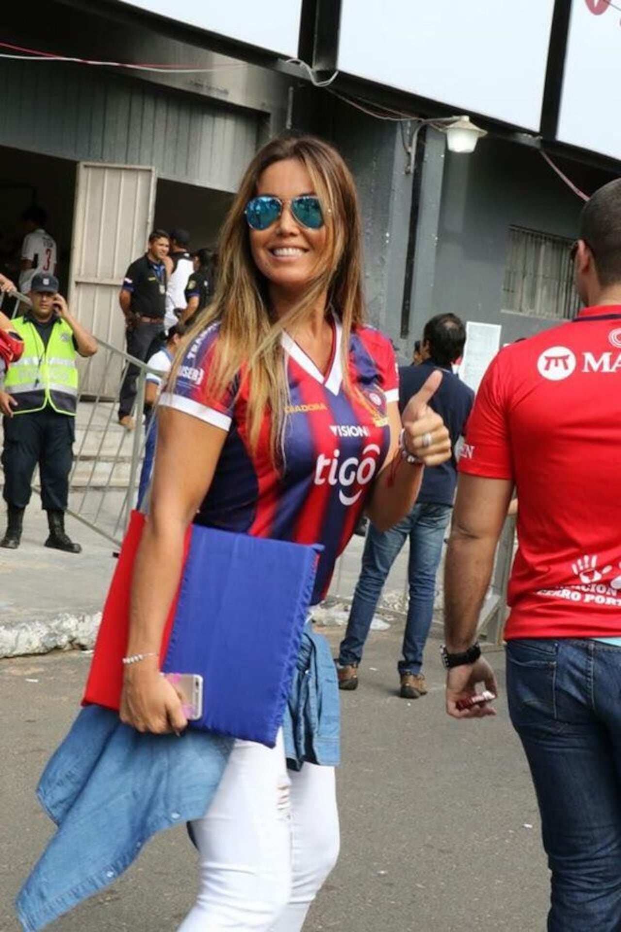 La modelo Lorena Arias dijo que se sentaría sobre alguien en el Defensores del Chaco y sus fans se volvieron locos