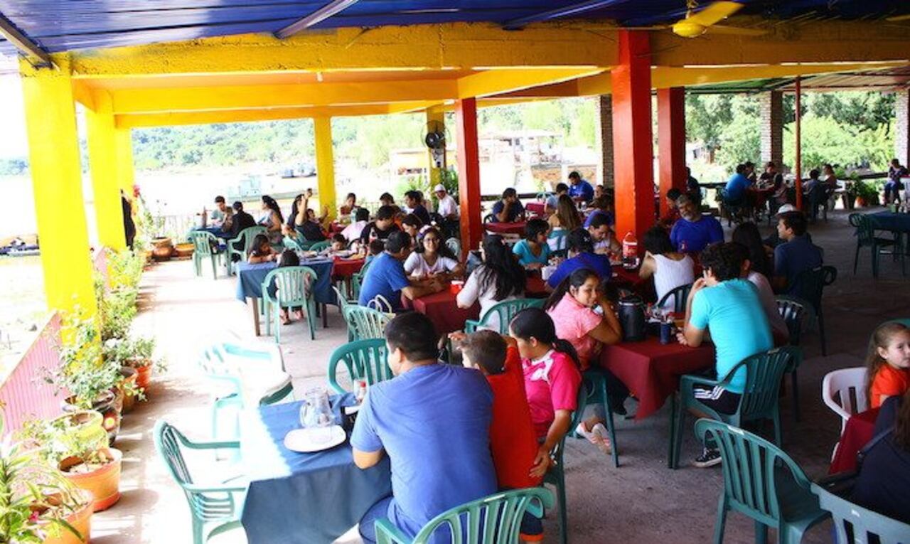 Al ritmo de arpas y guitarras los visitantes pasaron un agradable fin de semana en los comedores.FOTO FERNANDO RIVEROS