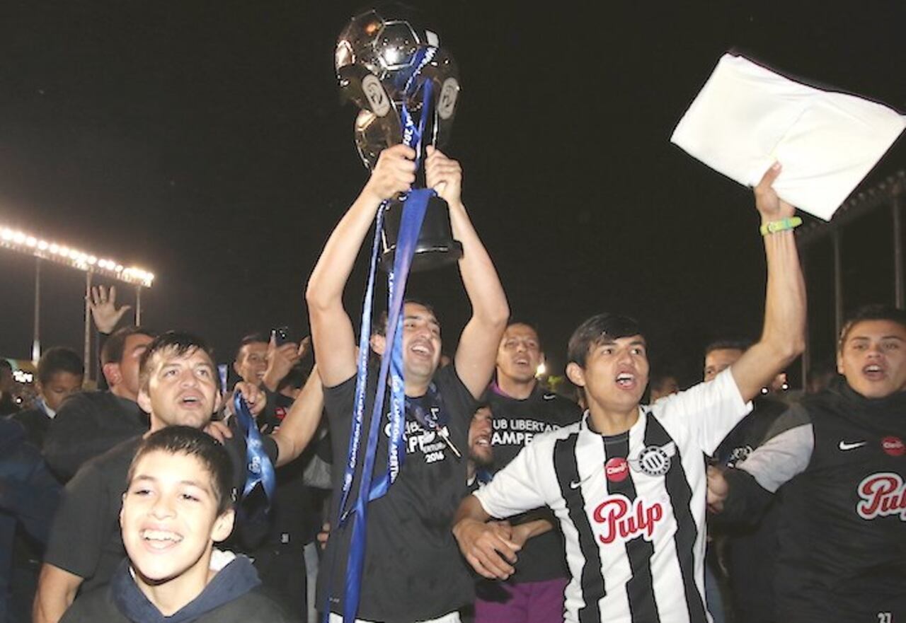 Molinas en pleno festejo con la Copa de Campeón del Torneo Apertura 2016, que logró con Libertad
