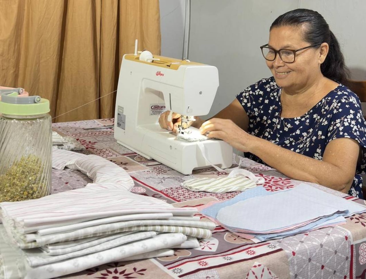 Ella teje sueños y la hija las vende a los clientes.