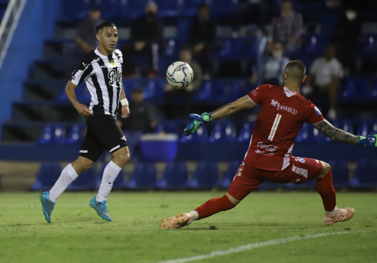 Segundo gol “repollero” en camino, de los pies de Sebastián Ferreira. Foto: Jorge Jara