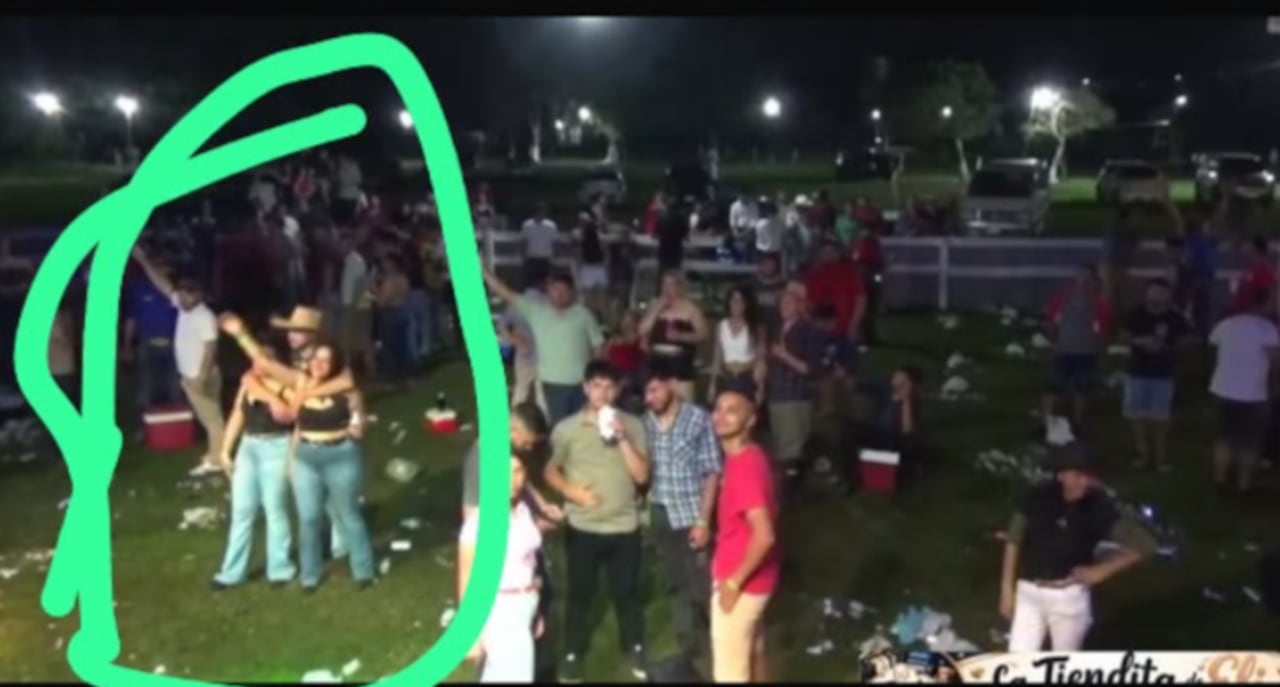 El hombre con sombrero que se ve abrazando a las 2 yiyis, fue el que se entregó a la justicia.