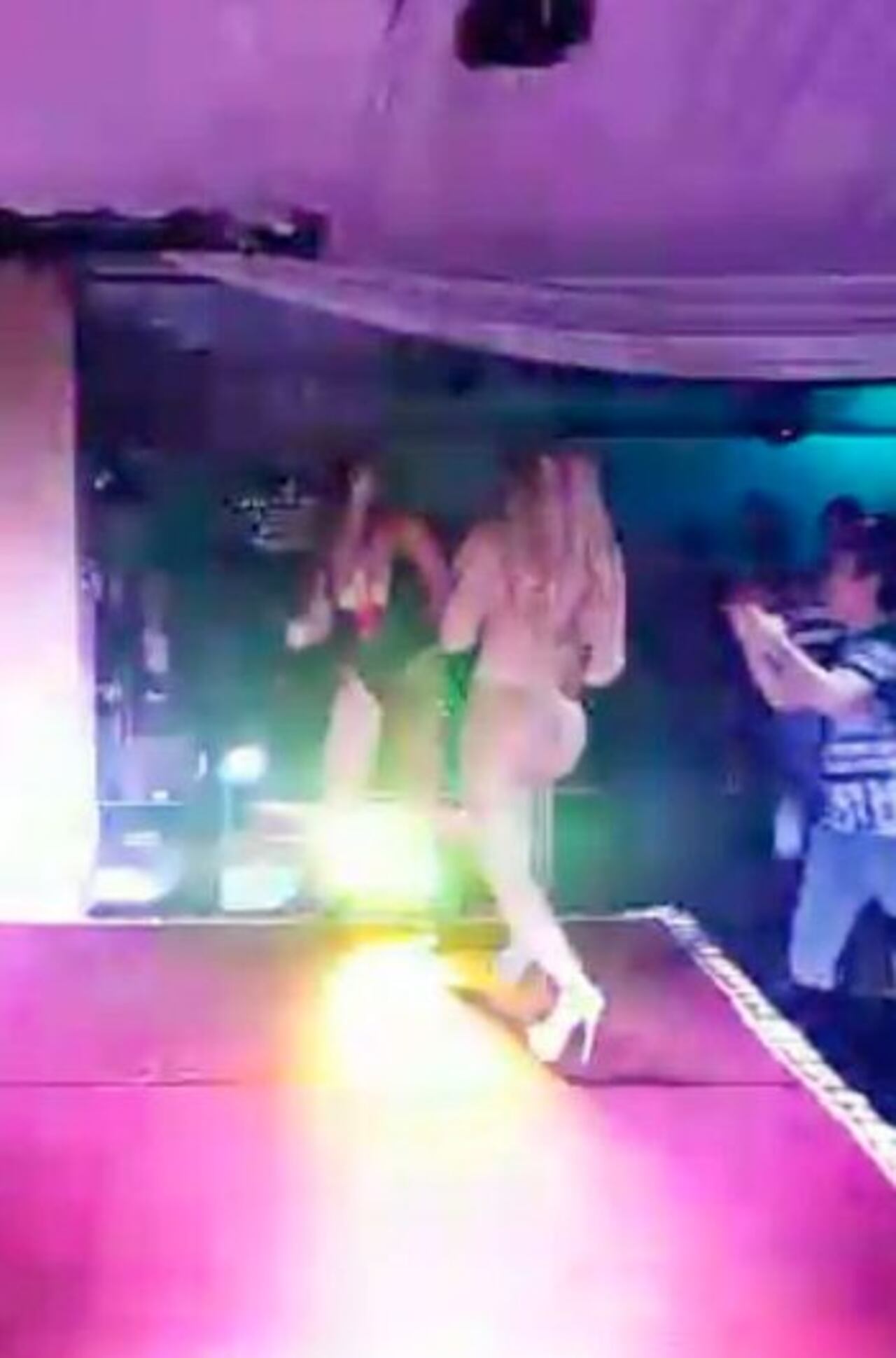 Yenis recibe a Pamela en el escenario con un golpe, esta reacciona y todo un bolonqui.