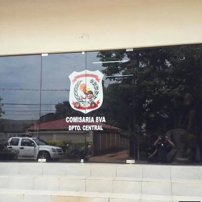 Polibandis omonda dos motos del patio de la Comisaría