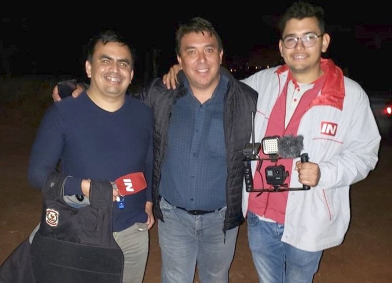 Hernán (en el medio) junto con colegas que cubrieron la noticia.