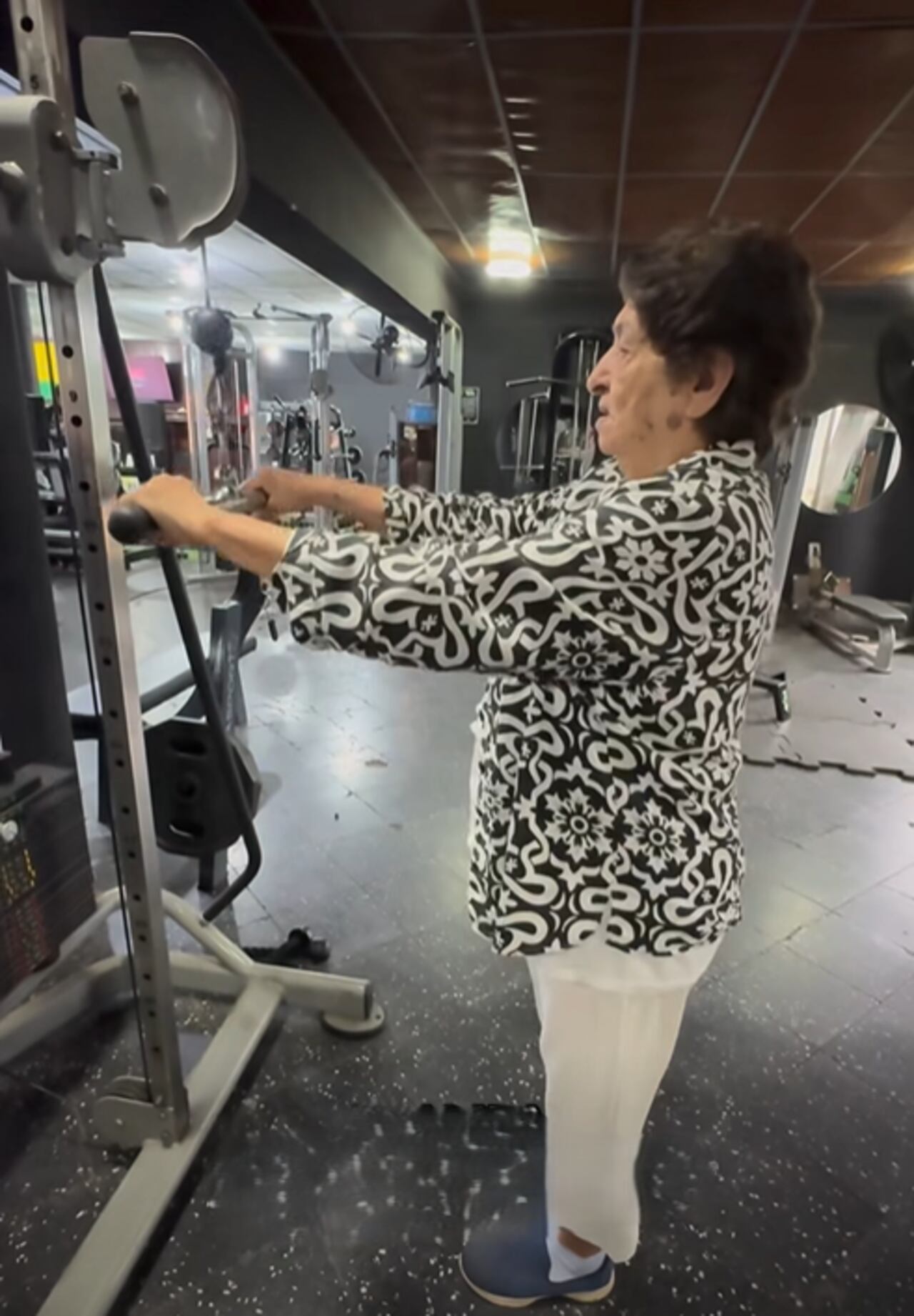 Abuela guapa entrena a full en el gym.